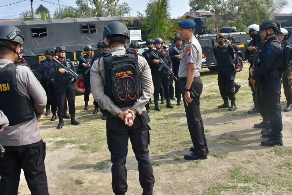 Personel Polda Sulawesi Tengah melakukan operasi pemberantasan narkoba di Kayumalue, Kota Palu.