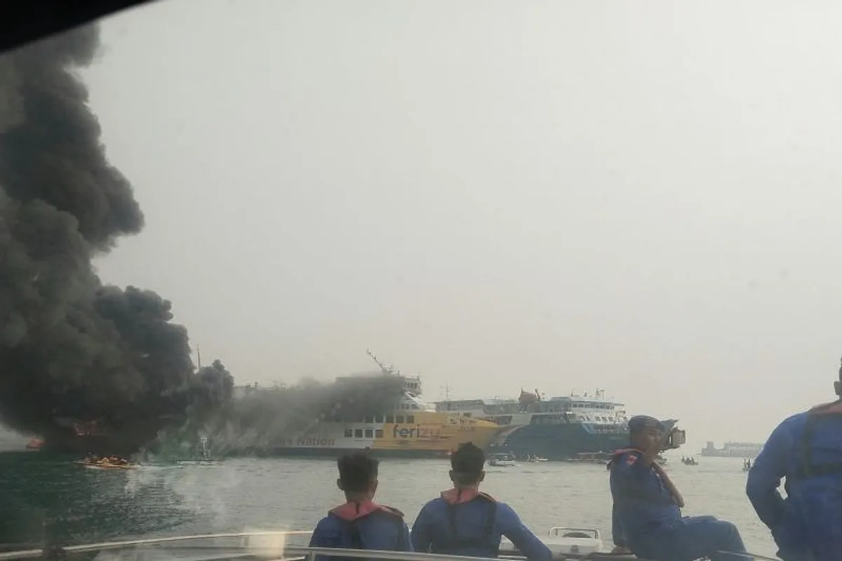 Tragedi laut berulang, kapal feri terbakar di Pelabuhan Merak, penumpang dievakuasi pakai tali!
