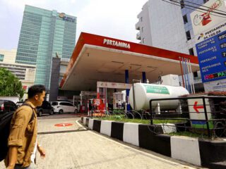 Wuauw !!! Minyak dunia anjlok, Presiden Jokowi kaji penurunan harga BBM
