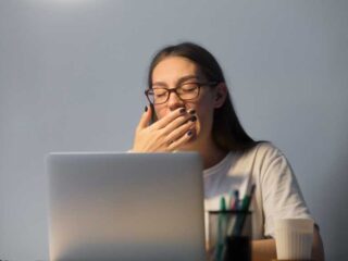 Jangan begadang dan menyepelekan kegiatan tidur malam, jika tak ingin tertular Covid-19