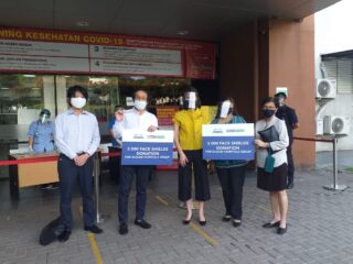 Siloam Hospitals Group sambut kolaborasi Itochu Indonesia yang mendonasikan 2.000 alat pelindung muka ('face shields') untuk tim medis