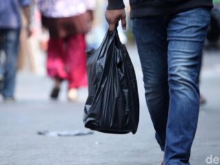 Nah !!! Kantong plastik kresek tidak diperbolehkan lagi mulai hari ini di DKI