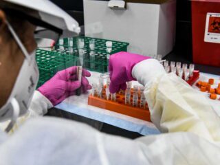 Enam puluh persen populasi dunia termasuk Indonesia sudah daftar kebagian vaksin COVAX dari WHO, Amerika dan Tiongkok tolak
