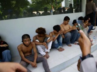 Mengharukan !!! Sambil peluk orang tua, tangis pendemo pecah di Kantor Polisi