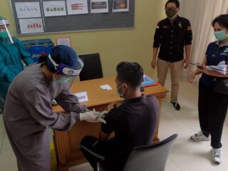 Jelas !!! Pemerintah tanggung biaya perawatan efek samping vaksin Covid-19, simak alur pelaporannya