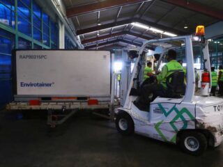 Distribusi !!! Hari ini vaksin Covid-19 mulai dikirimkan de 34 provinsi, vaksinasi sampai Maret 2021