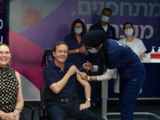 Wow !!! Israel luncurkan program vaksin penguat untuk orang berusia di atas 60 tahun, Presiden Isaac Herzog disuntik dosis ketiga Vaksin Pfizer