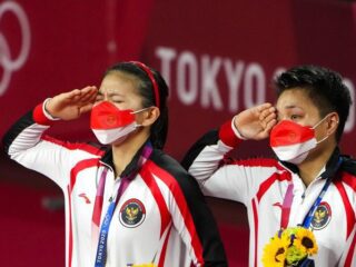 Merdeka !!! Greysia/Apriyani beri kado HUT Kemerdekaan RI, kibarkan Merah Putih dan kumandangkan "Indonesia Raya", bawa prestasi Indonesia samai Tiongkok di Bulutangkis Olimpiade