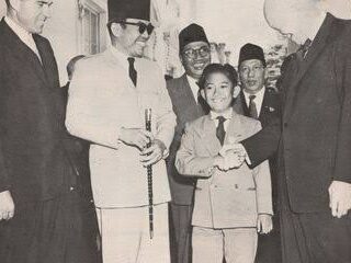 Hmmm !!! Bolehkah Presiden RI mencium Ratu Kecantikan? Secuil kisah Bung Karno di Hawaii....*)