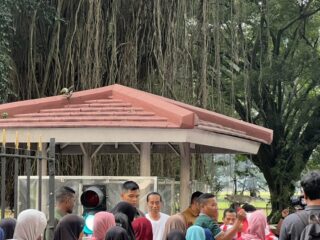 Saat pantau pembagian paket Sembako di Istana Bogor, Jokowi tampil santai