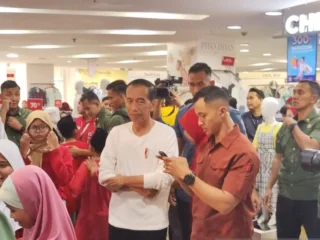 Sambut Lebaran, Presiden Jokowi ajak puluhan anak yatim belanja baju