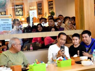 Kunjungi mal, Jokowi makan bakso dan sapa warga yang berjubel di Gorontalo