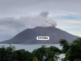 Peduli pengungsi Gunung Ruang, Presiden Jokowi kumpul para menteri