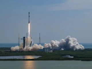 Wuauw !!! SpaceX luncurkan 23 satelit internet Starlink ke luar angkasa