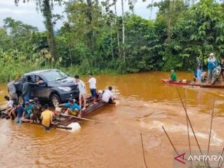 Khawatir air belum surut, ratusan warga mengungsi secara mandiri di Konawe Utara