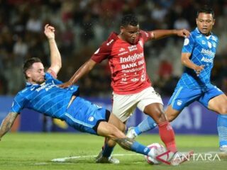 Sempat ditunda akibat ribuan penonton merangsek ke area utara lapangan,  Bali United vs Persib Bandung 1-1