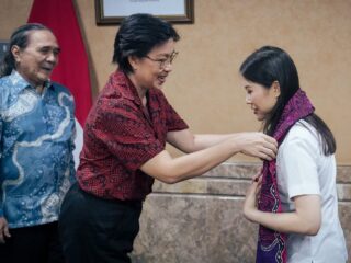 Sizzy Matindas Memberikan Syal Batik Minahasa kepada Wamenparekraf Angela Tanoesoedibjo, Motif Ayam Sedang Mencakar Bumi