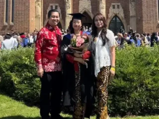 Luar biasa! Steven Kandouw sukses antar anak berhasil lulus dari University of Surrey UK