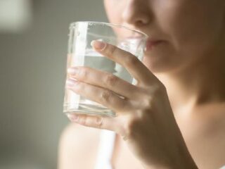 Apa manfaatnya minum air hangat sebelum tidur?