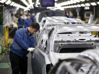 OJK: Mulai Januari 2025, mobil dan motor wajib asuransi
