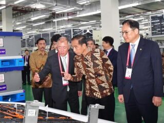 Dua pabrik raksasa berdiri di era Jokowi, salah satunya terbesar di dunia