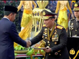 Jokowi minta Polri jadi teladan masyarakat seiring citra yang membaik