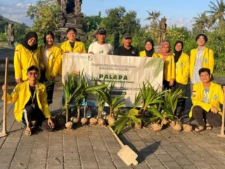 Bangun kepedulian lingkungan, UI lakukan penanaman pohon kelapa hibrida