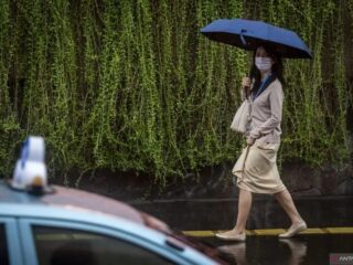 Cuaca Indonesia berawan hingga hujan hari ini