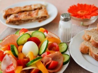 Untuk bantu kendalikan kadar gula darah, pasien diabetes sebaiknya makan  gandum utuh, buah, sayuran mentah, dan biji-bijian utuh