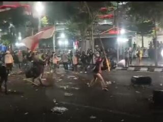 Ricuh demonstrasi di Semarang: dari demo damai sampai polisi kena tombak