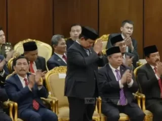 Saat Jokowi sebut tongkat estafet pemerintahan, Prabowo berdiri