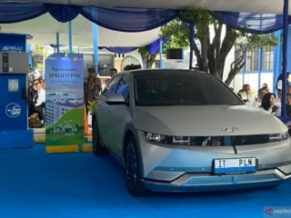 Sebagai "charger" kendaraan, PLN Jakarta tambah 1.000 tiang listrik