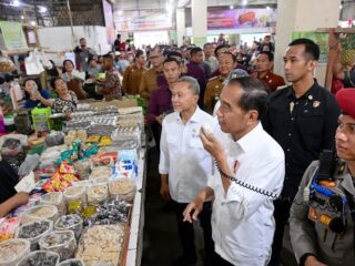 Nyanyian spontan dari masyarakat senandungkan: "Terima kasih...Pak Jokowi"