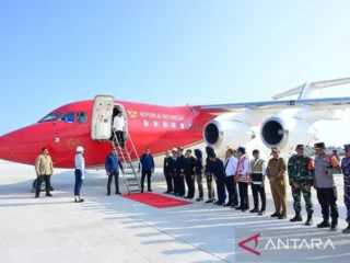 Pesawat Kepresidenan RJ-85 mendarat mulus, Jokowi ubah status Bandara IKN jadi komersial