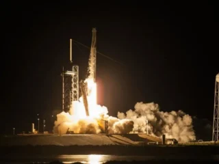 Pertama kali, SpaceX luncurkan misi penerbangan antariksa berawak komersial