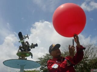 Cuaca berawan disertai hujan terjadi di sejumlah kota besar di Tanah Air hari ini