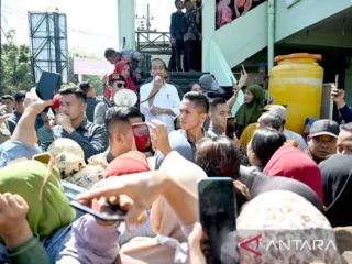 Dikerumuni massa, Jokowi pamit purnatugas pakai megafon: "...Pangapunten" (mohon maaf )