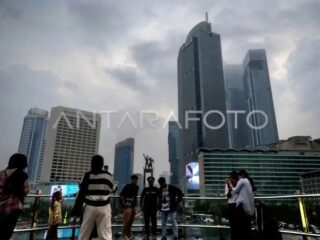 Mayoritas wilayah Indonesia berawan dan hujan ringan hari ini