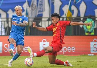 Keluar dua kartu merah, duel klasik Persib vs Persija berakhir dengan kemenangan Maung Bandung