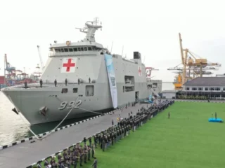 Presiden Jokowi dan Presiden terpilih Prabowo, jajal kenyamanan KRI dr. Radjiman Wedyodiningrat