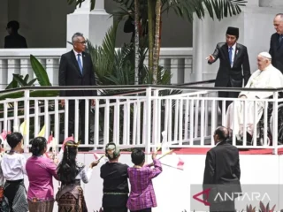 Disambut histeris anak-anak di Istana, Paus Fransiskus doakan Indonesia senantiasa diberkati perdamaian