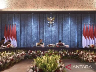 Jokowi pada sidang kabinet paripurna terakhir: ”Jangan ada riak-riak”