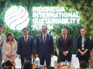 Luhut sampaikan kabar terbaru soal pembatasan BBM subsidi