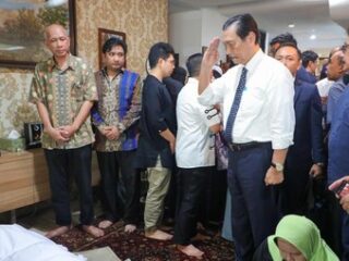 Luhut melayat ke rumah duka Faisal Basri: Kita banyak berbeda, tapi kita tetap teman
