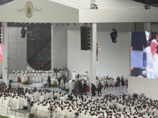 Inilah Khotbah Lengkap Paus Fransiskus pada Misa Akbar di GBK