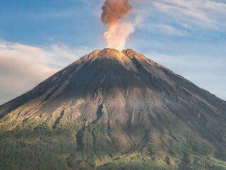 Semeru erupsi, letusan setinggi 700 meter, warga diminta waspada