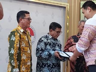 Ketua Umum PWI Pusat, Hendry Ch Bangun Terima Penghargaan dari Kemenpora