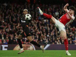 Selamat berkat gol bunuh diri Shakhtar Donetsk, Arsenal raih 3 poin di Liga Champions