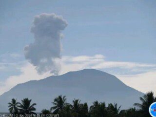 Gunung Ibu di Halmahera Barat kembali erupsi, warga dan wisatawan menjauh dari radius 4 km