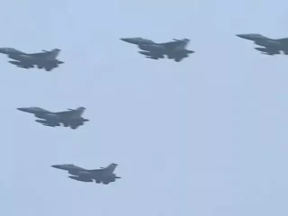 HUT ke-79 TNI dan aksi tujuh pesawat aerobatik bermanuver di langit Monas